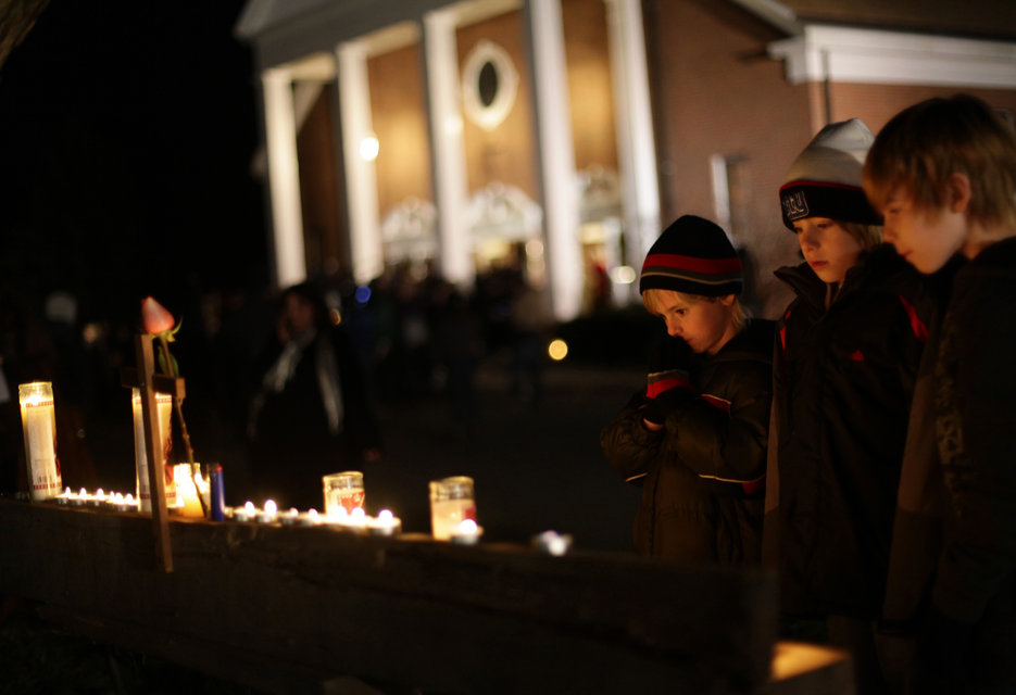 Réactions horrifiées suite au massacre dans une école a Connecticut- Etats-Unis
