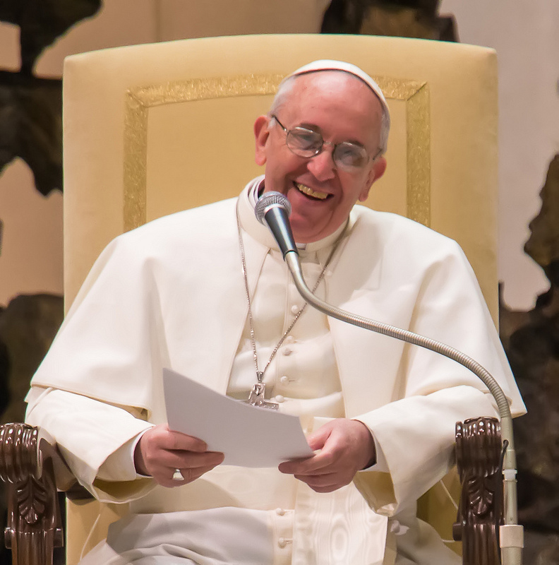 Le Pape dénonce “l’hypocrisie des puissants qui parlent de paix mais qui vendent des armes”