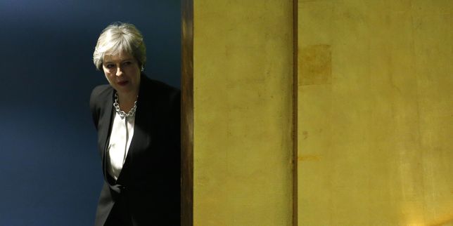 Critiquée par l’UE et son parti, Theresa May semble plus isolée que jamais