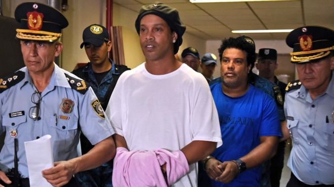 Ronaldinho arrêté au Paraguay pour “faux document d’identité”